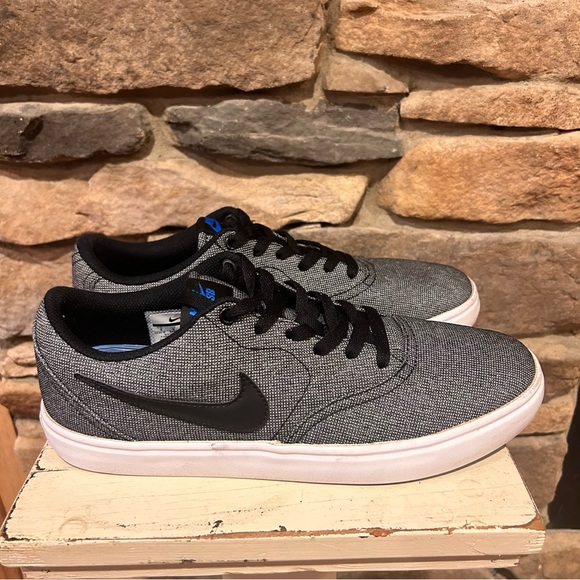 Nike SB check Gray and Black Low-Top Sneakers - Picture 3 of 5